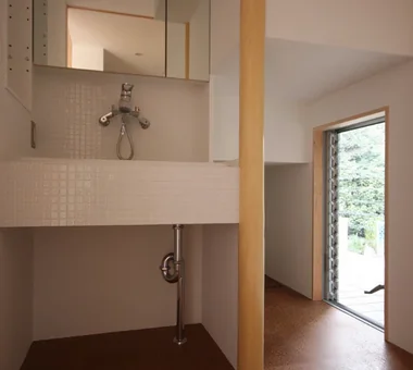 Mikuri House｜带木质框窗户的住宅｜洗手间｜定制住宅