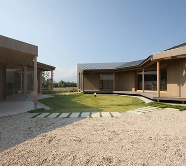 East South House｜Courtyard｜Custom-built house