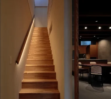 KMK｜帶連續帶狀窗的住宅｜房屋導覽｜客製化住宅