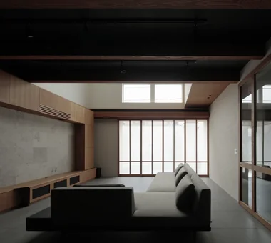 KMK｜帶連續帶狀窗的住宅｜房屋導覽｜客製化住宅