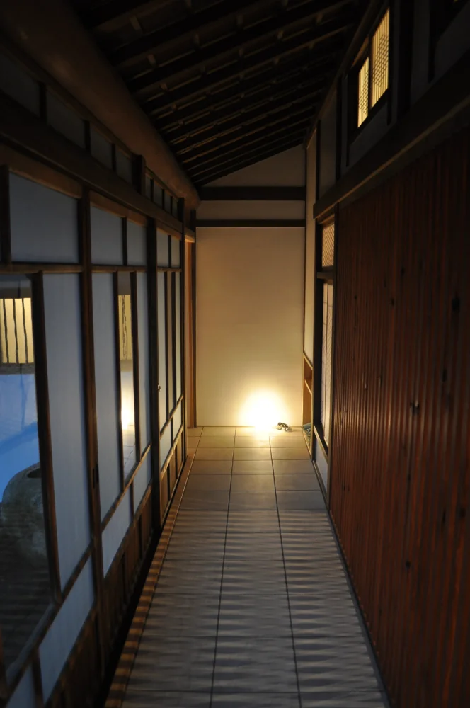 行燈によって水廻りに導かれる
