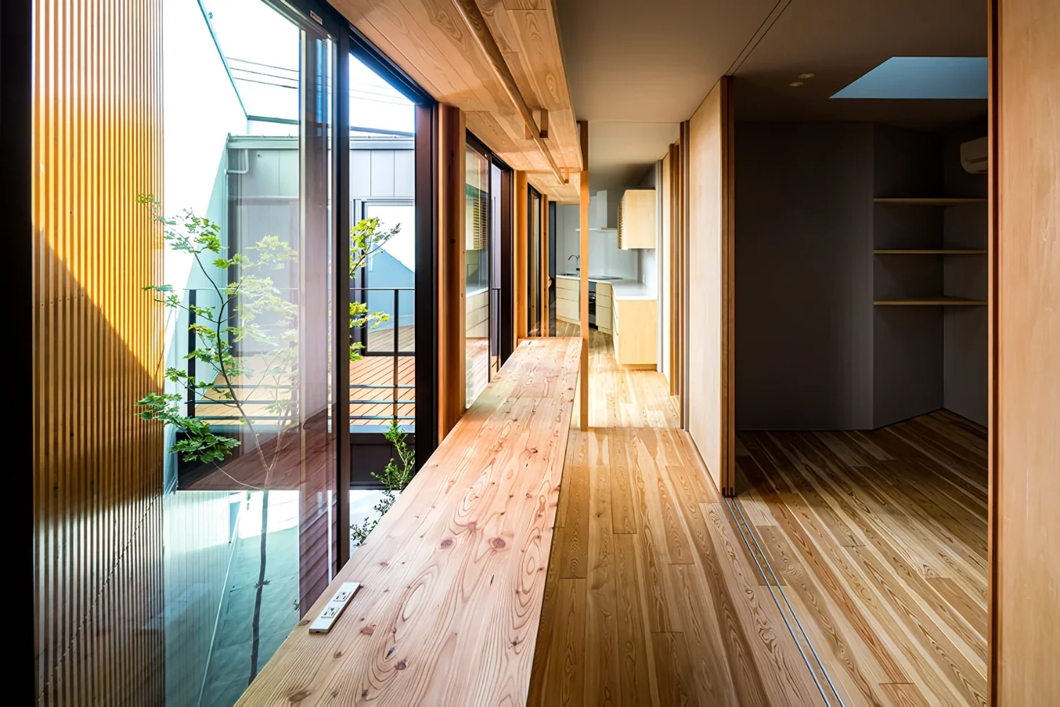 三角形の中庭をもつ都市型住宅｜algenubi