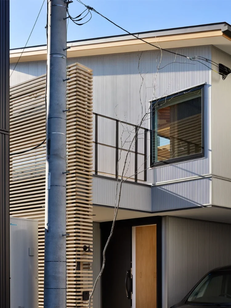 西に開く2階リビングの家｜sheratan