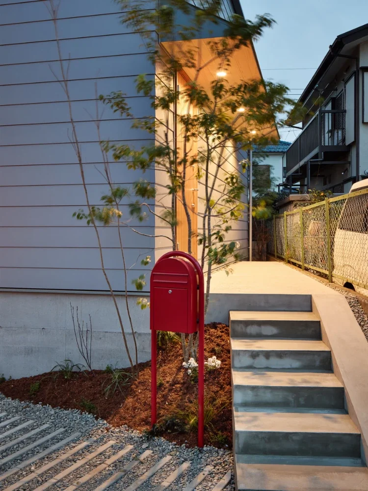 道路側に庭と駐車場をまとめた回遊の家｜hamal