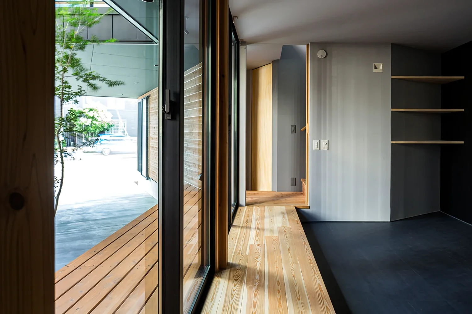 三角形の中庭をもつ都市型住宅｜algenubi