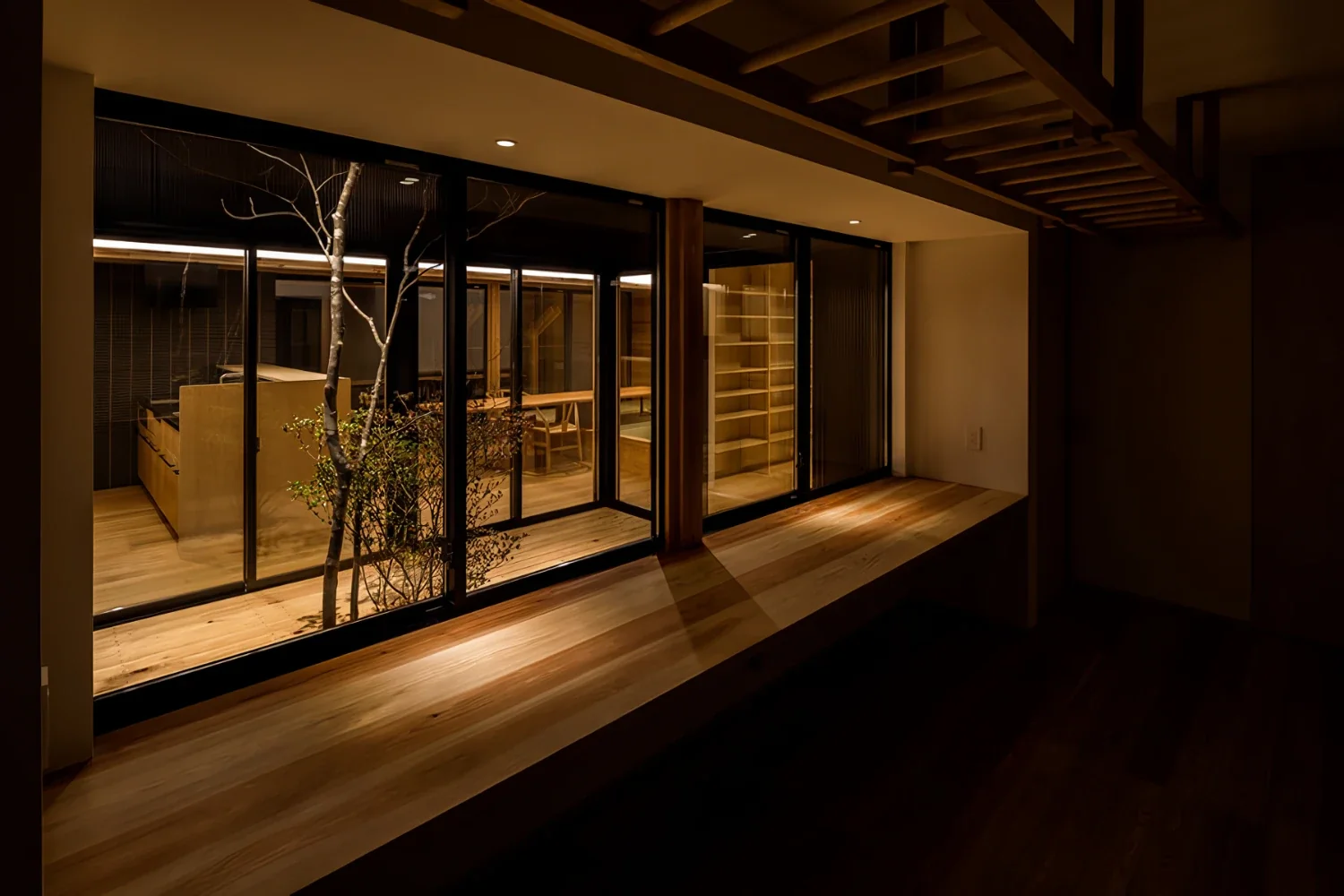 「空の部屋」としての中庭をもつ平屋｜algedi