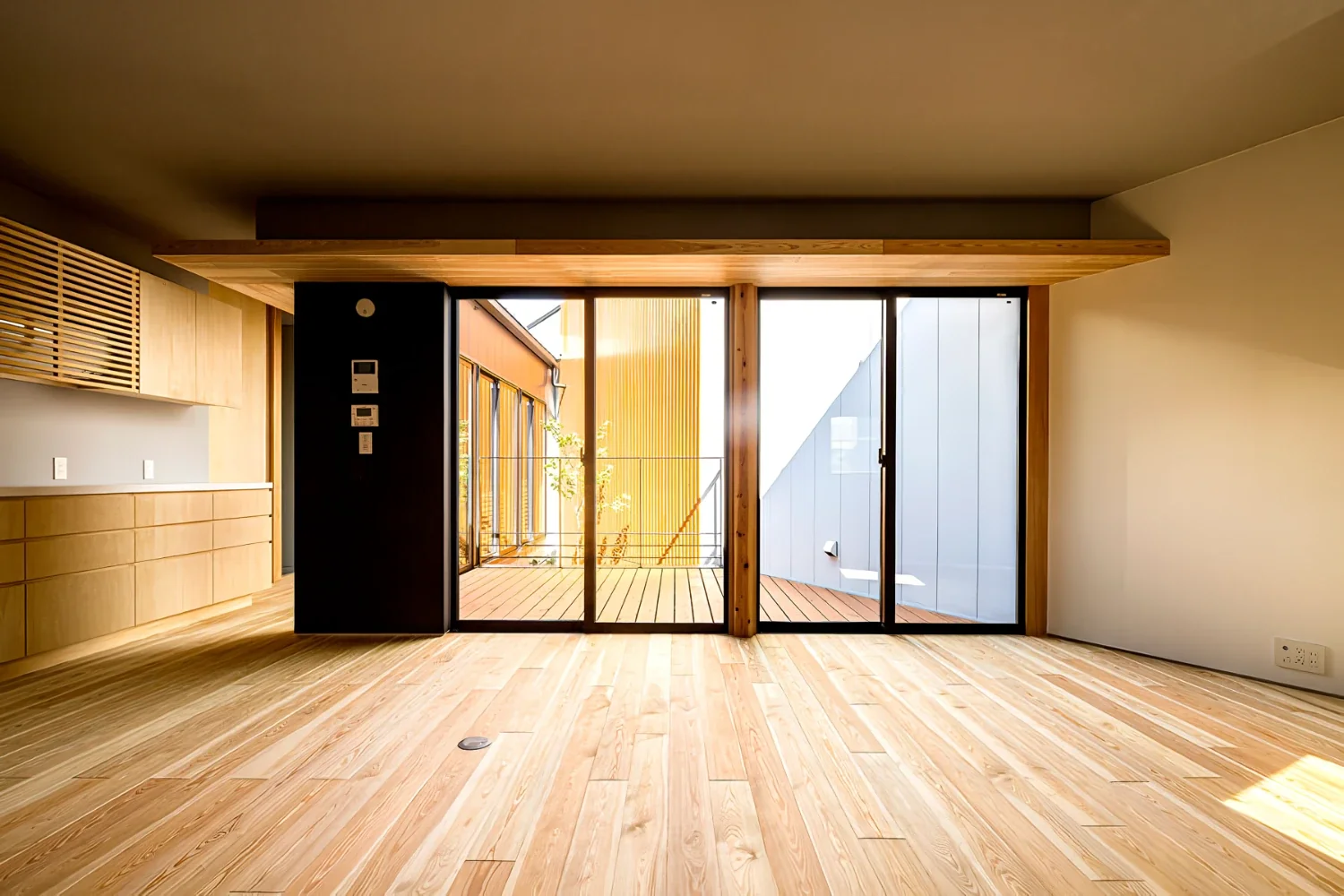 三角形の中庭をもつ都市型住宅｜algenubi