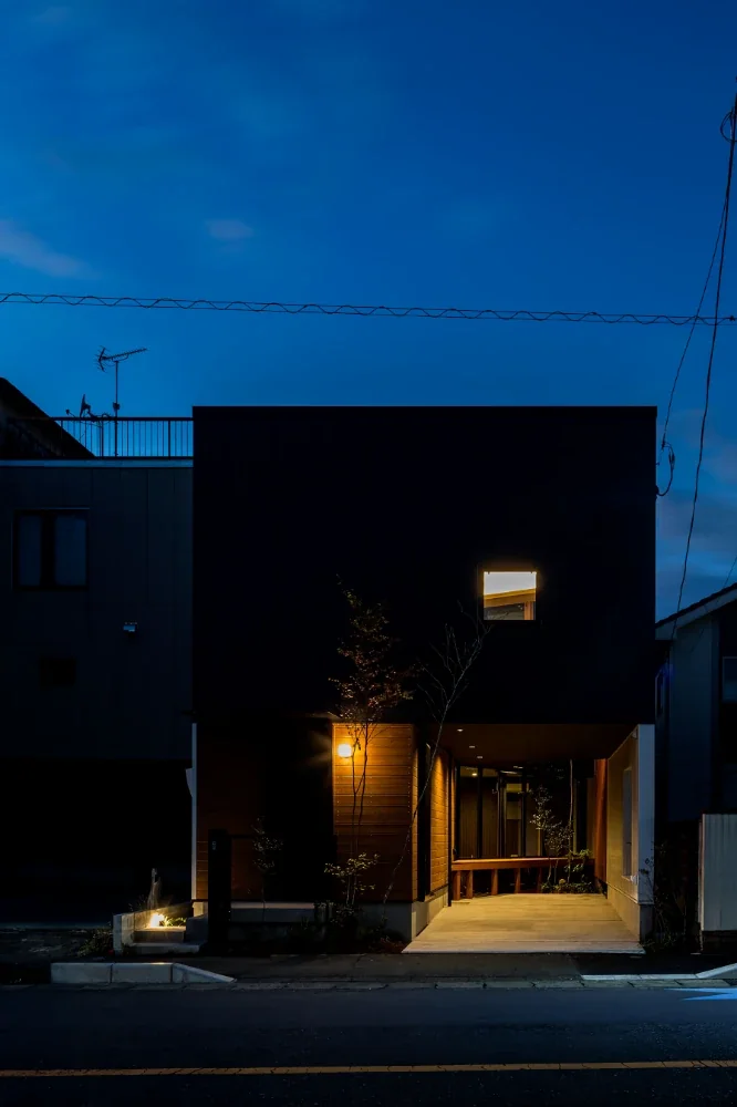 三角形の中庭をもつ都市型住宅｜algenubi