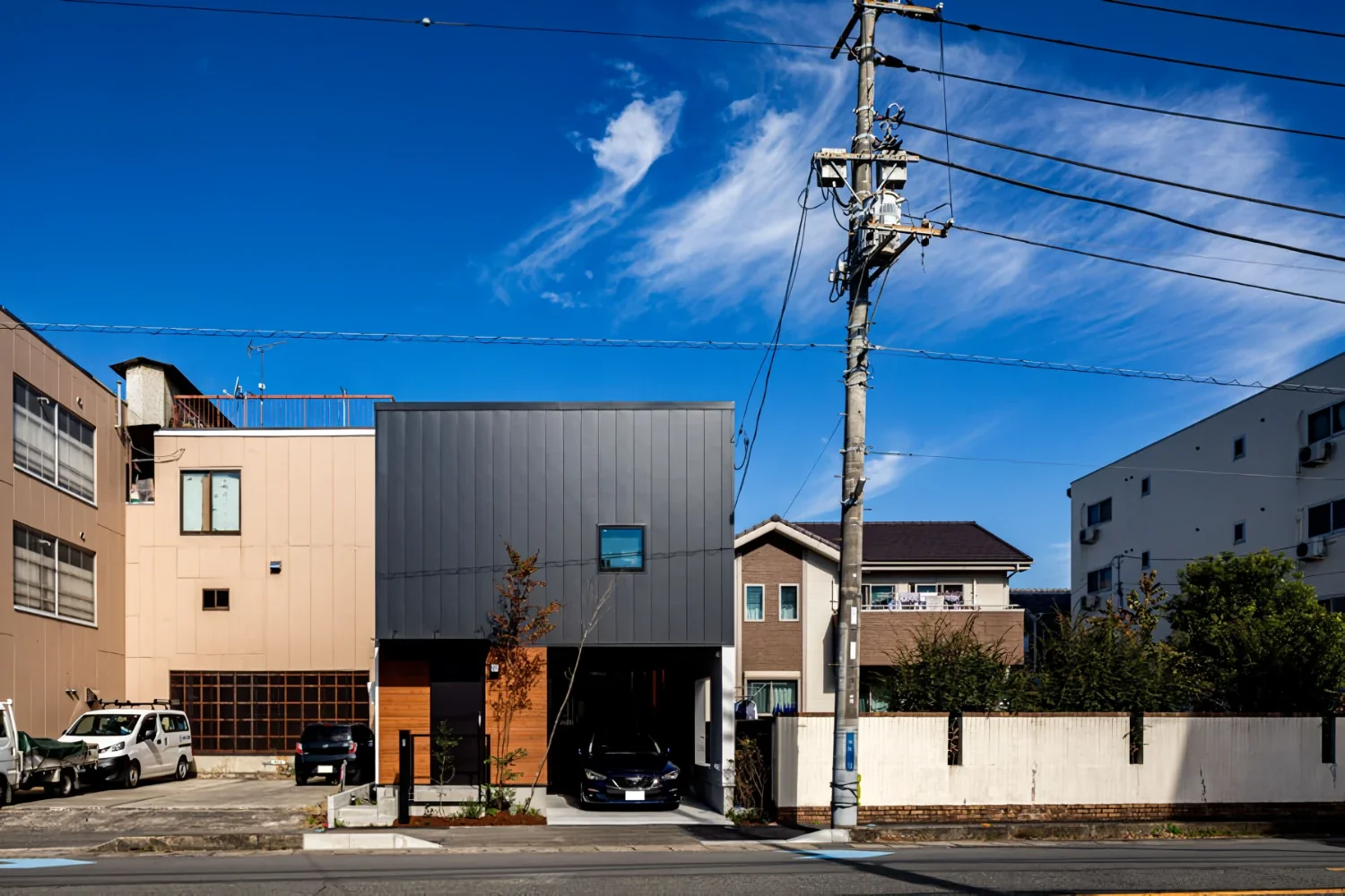 三角形の中庭をもつ都市型住宅｜algenubi