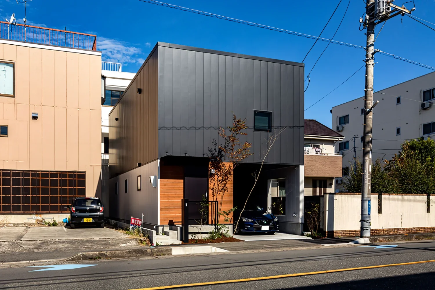 三角形の中庭をもつ都市型住宅｜algenubi