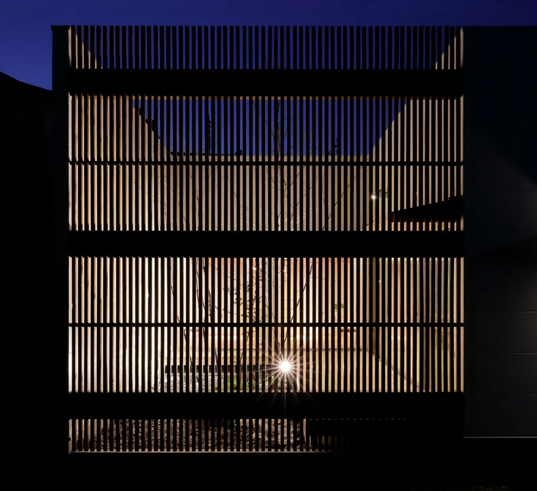 二つの中庭をもつ平屋のコートハウス｜sadaltager