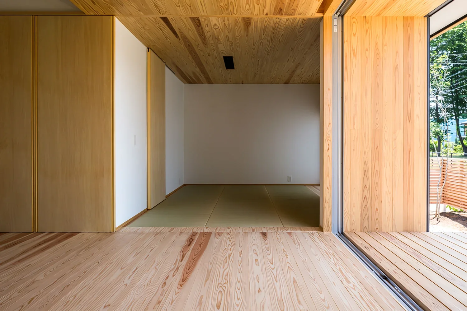 大屋根の下で1階と2階がつながる家｜castor