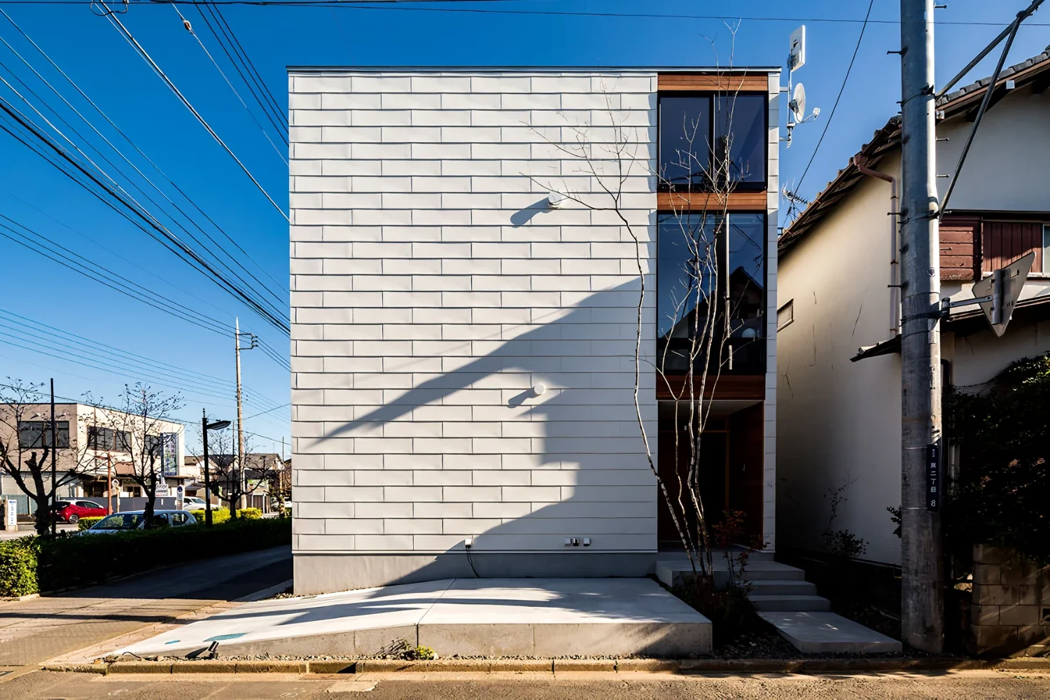 2階リビングの中庭型住宅｜dschubba