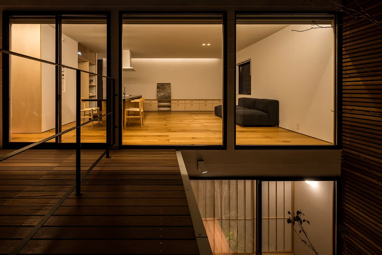 2階リビングの中庭型住宅｜dschubba