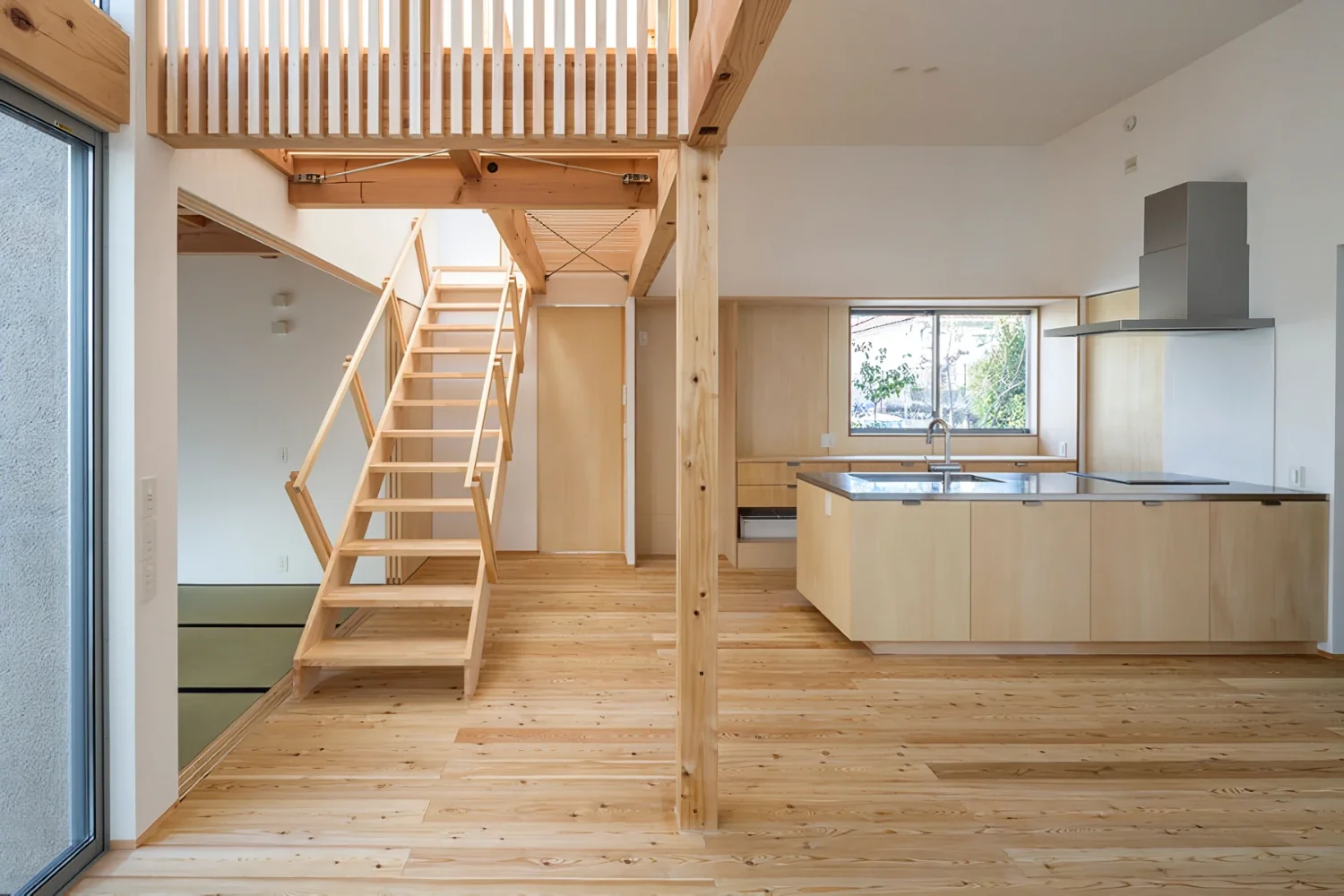 吹き抜けリビングと片流れ屋根の家｜arkab prior