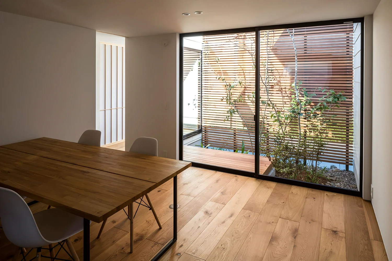 2階リビングの中庭型住宅｜dschubba