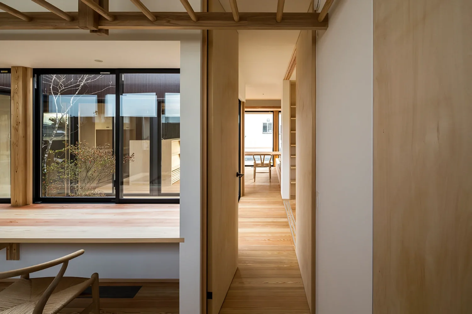 「空の部屋」としての中庭をもつ平屋｜algedi