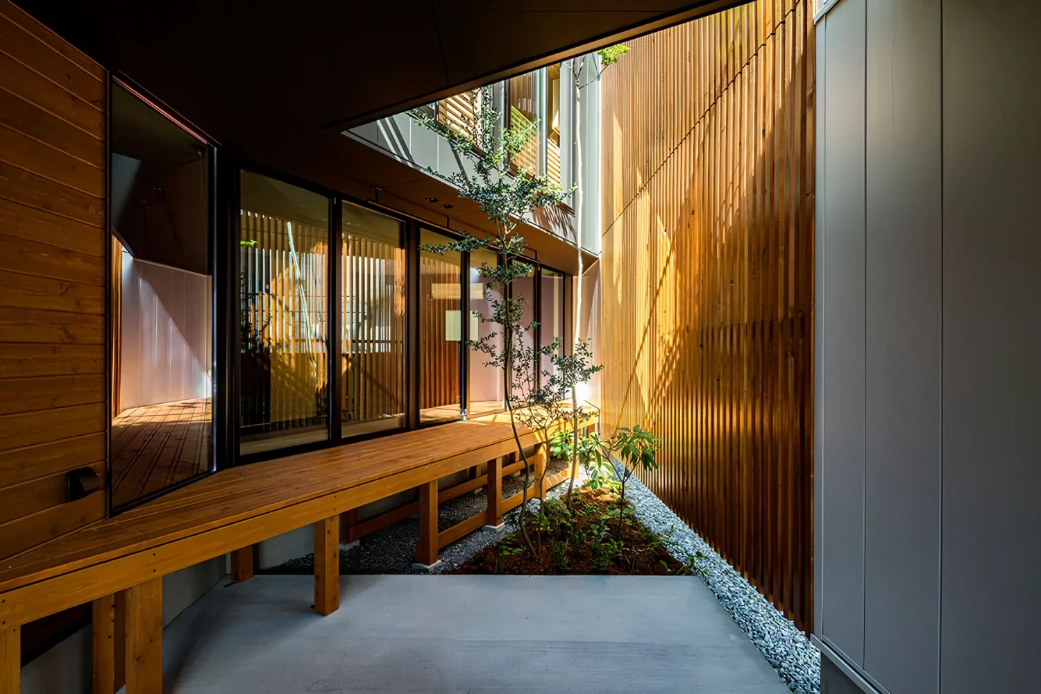 三角形の中庭をもつ都市型住宅｜algenubi
