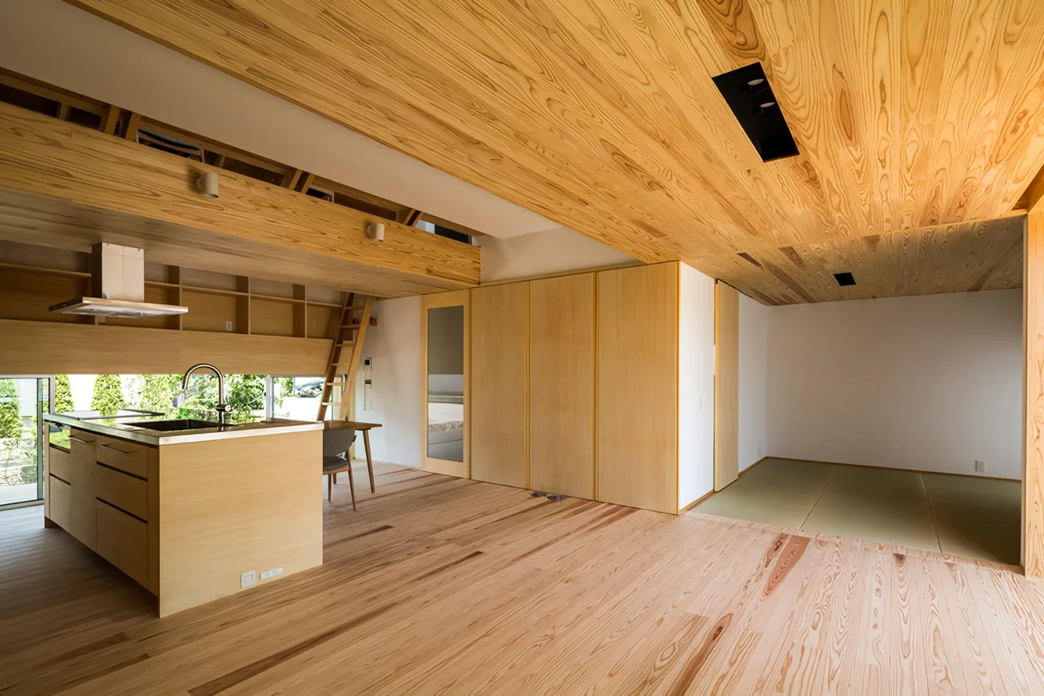 大屋根の下で1階と2階がつながる家｜castor