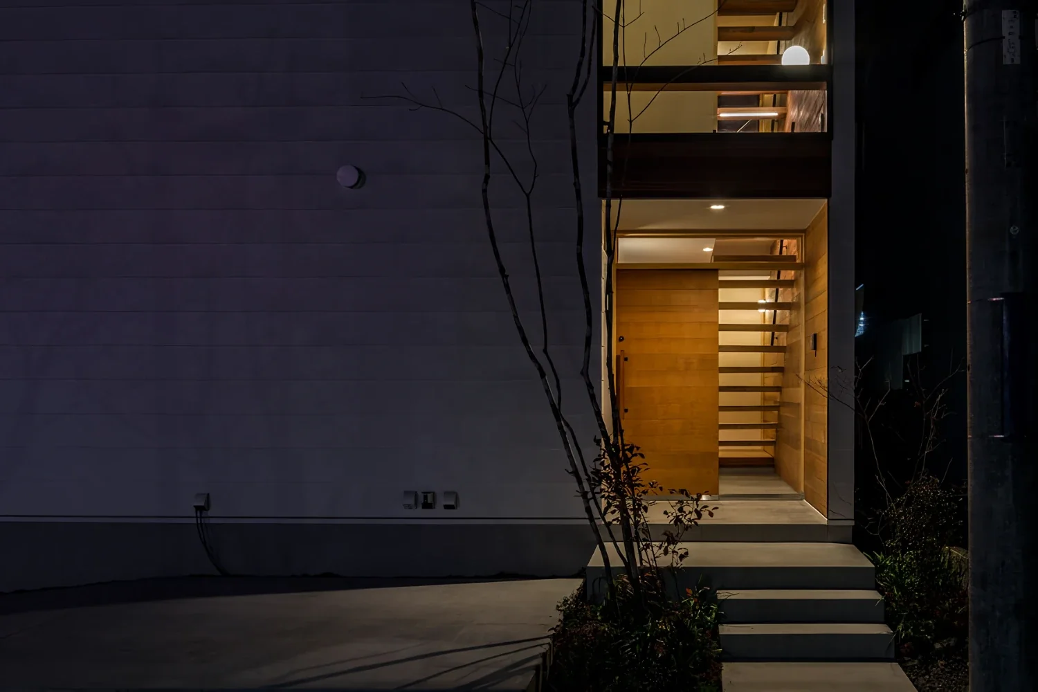 2階リビングの中庭型住宅｜dschubba