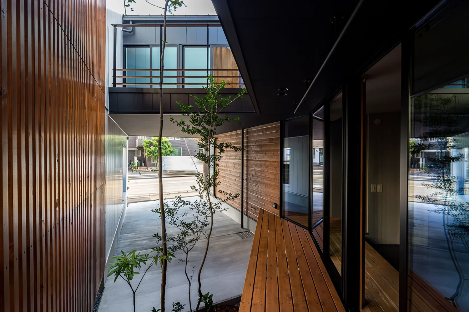 三角形の中庭をもつ都市型住宅｜algenubi
