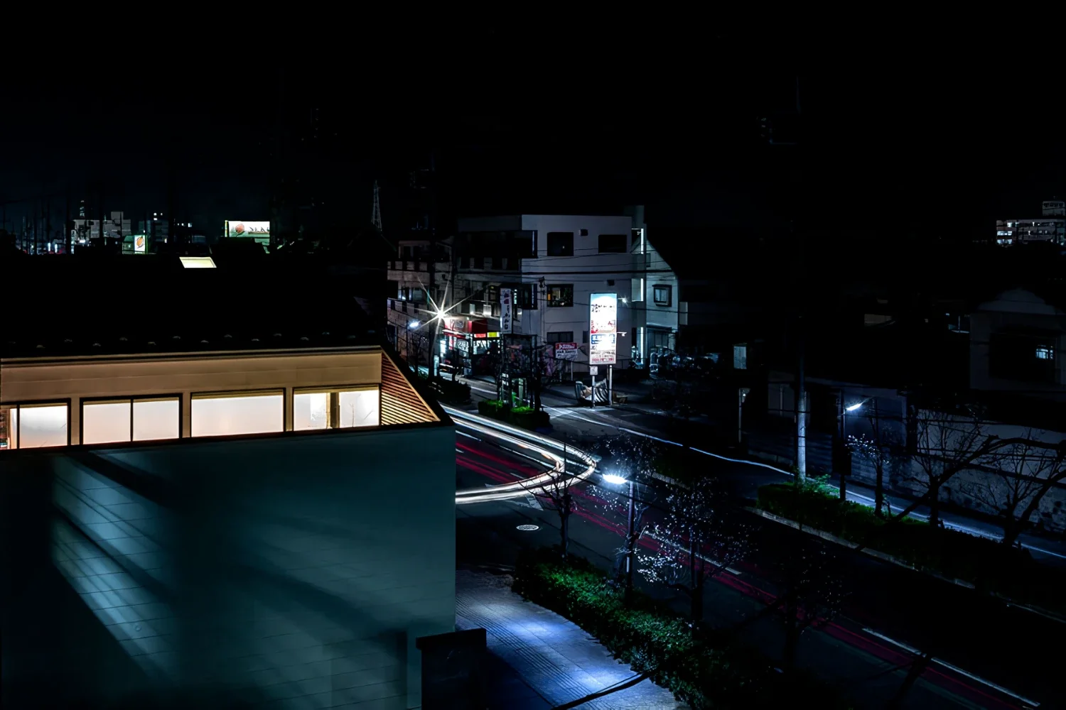 2階リビングの中庭型住宅｜dschubba