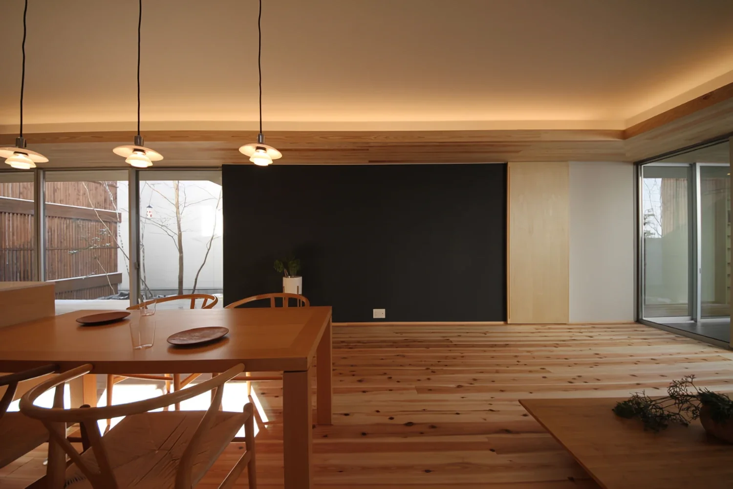二つの中庭をもつ平屋のコートハウス｜sadaltager