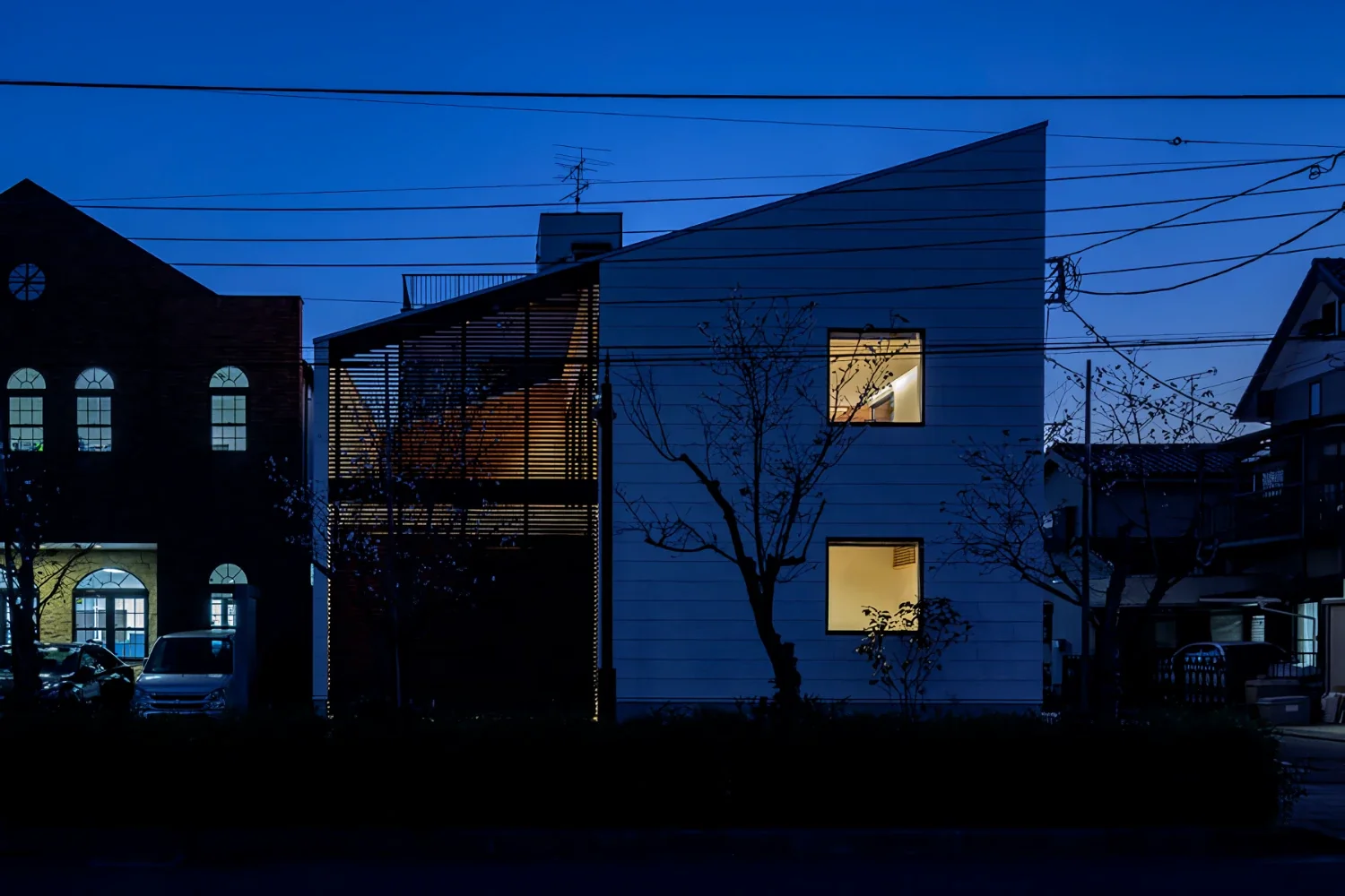 2階リビングの中庭型住宅｜dschubba