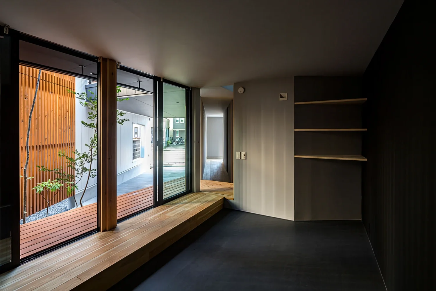 三角形の中庭をもつ都市型住宅｜algenubi