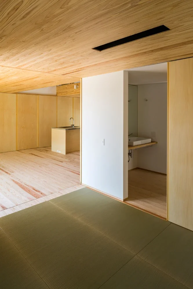 大屋根の下で1階と2階がつながる家｜castor