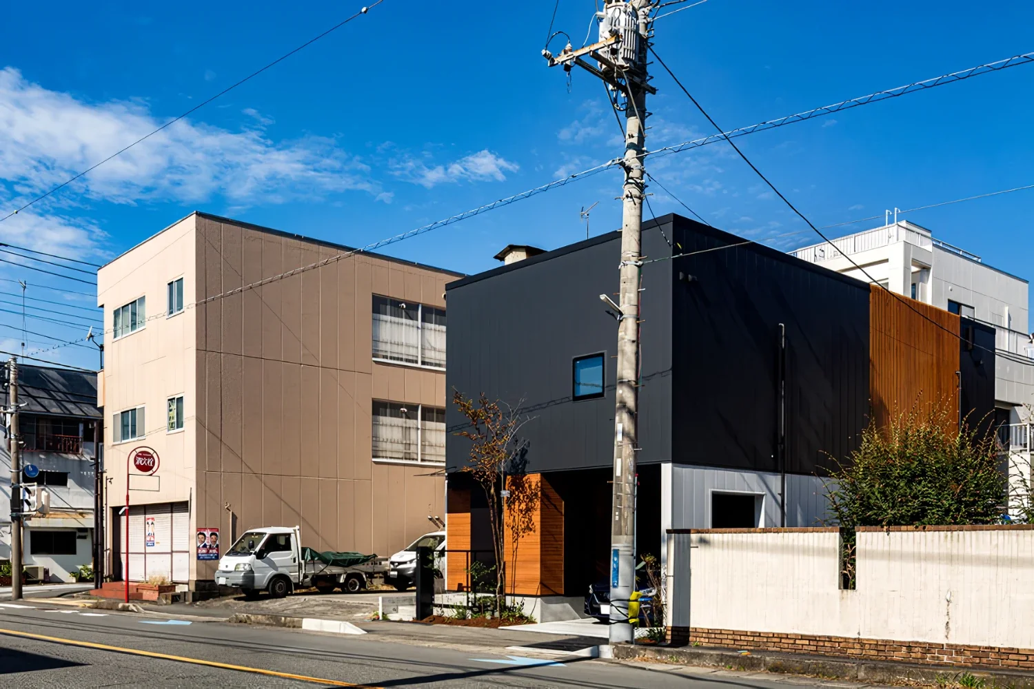 三角形の中庭をもつ都市型住宅｜algenubi