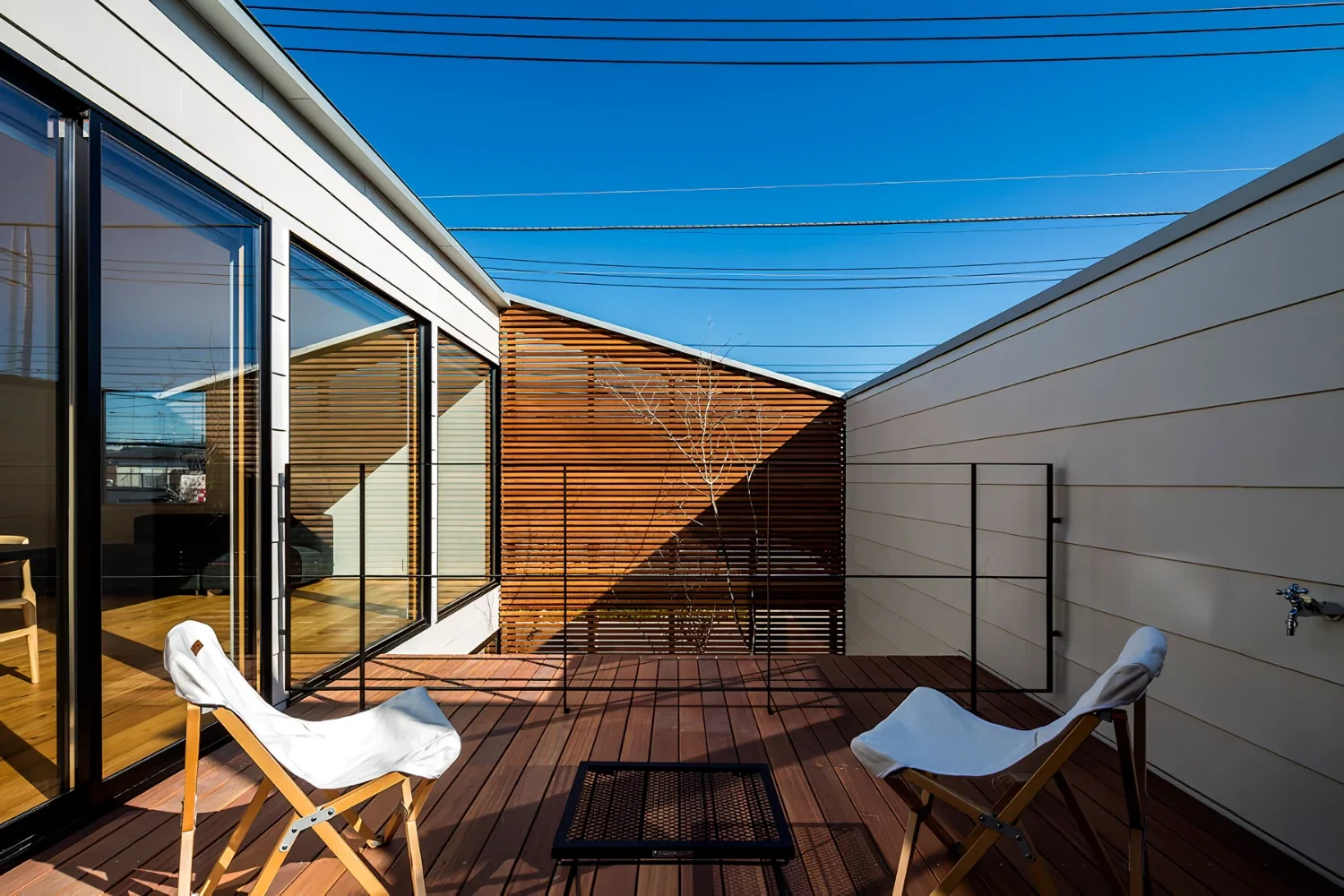 2階リビングの中庭型住宅｜dschubba