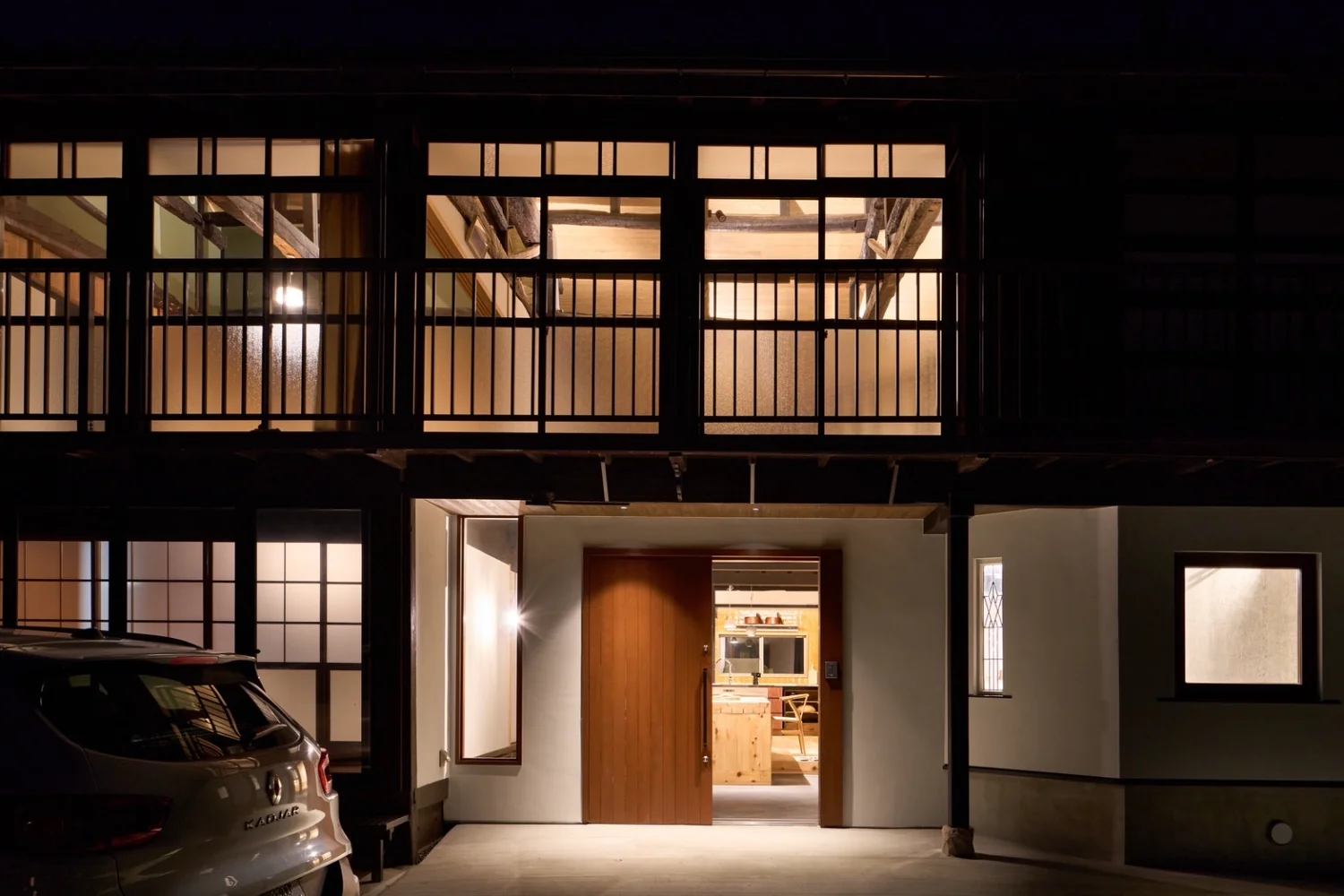 夜景。外観は屋根と玄関周りだけ回収しました。