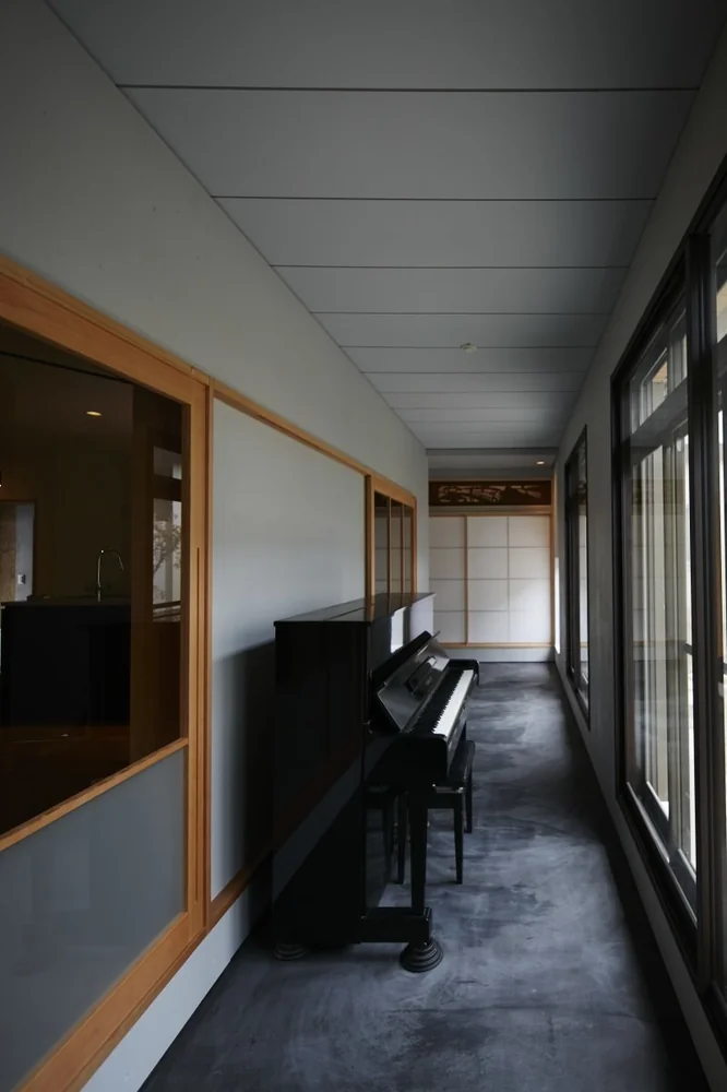 The southern veranda was reconfigured into a dirt-floored space to adapt to Tajimi’s extreme seasonal climate.