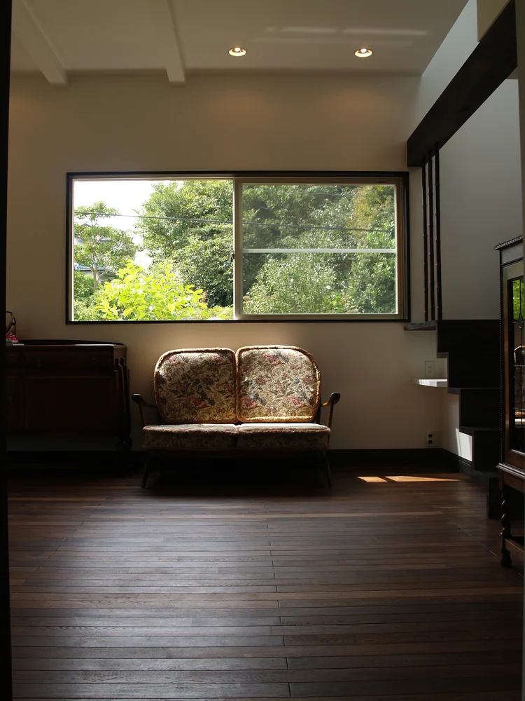 The design is unified by antique furniture, creating a quietly composed and tranquil atmosphere.