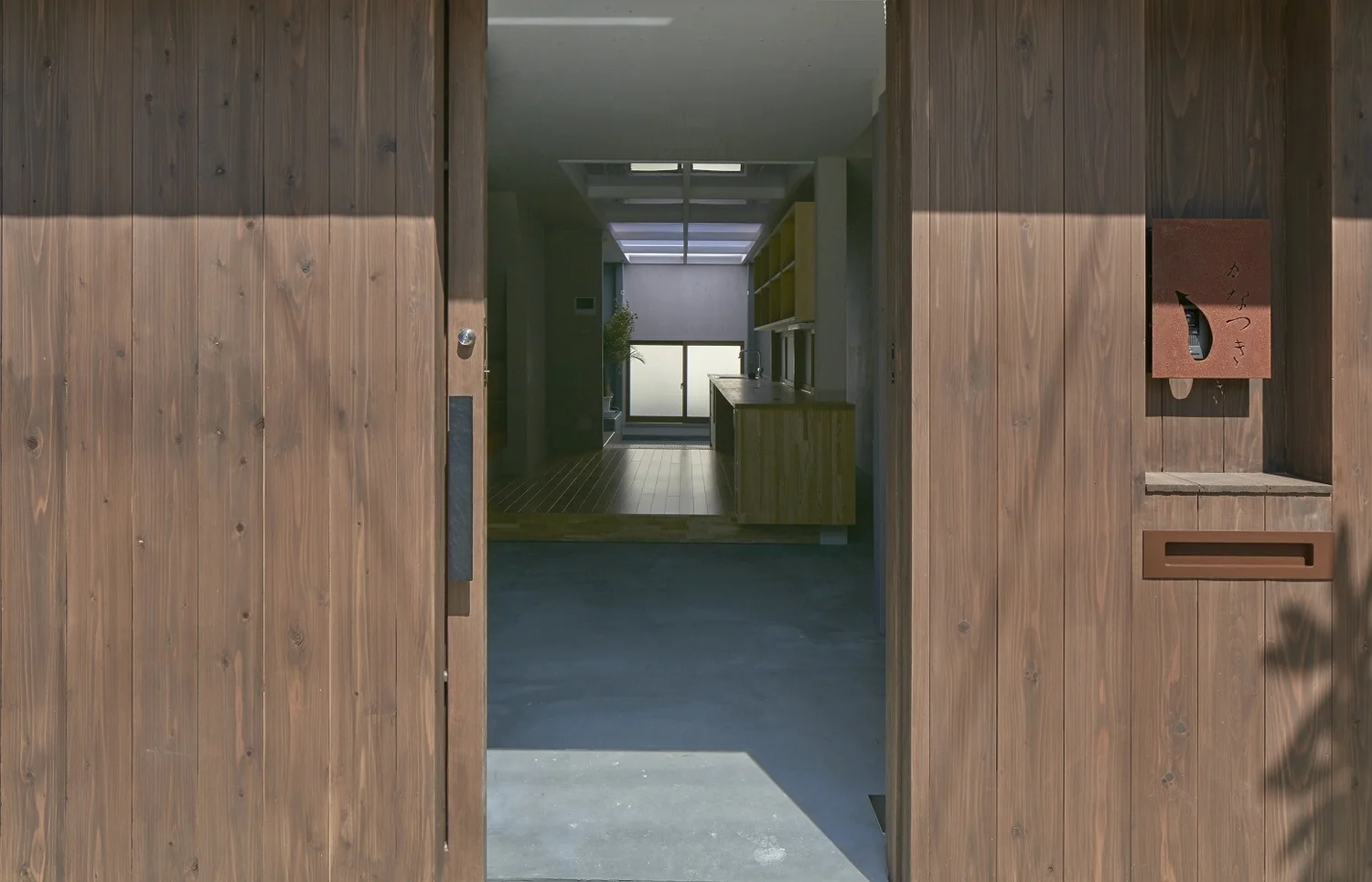 An unobstructed, deep spatial sequence extending from the entrance to the backyard