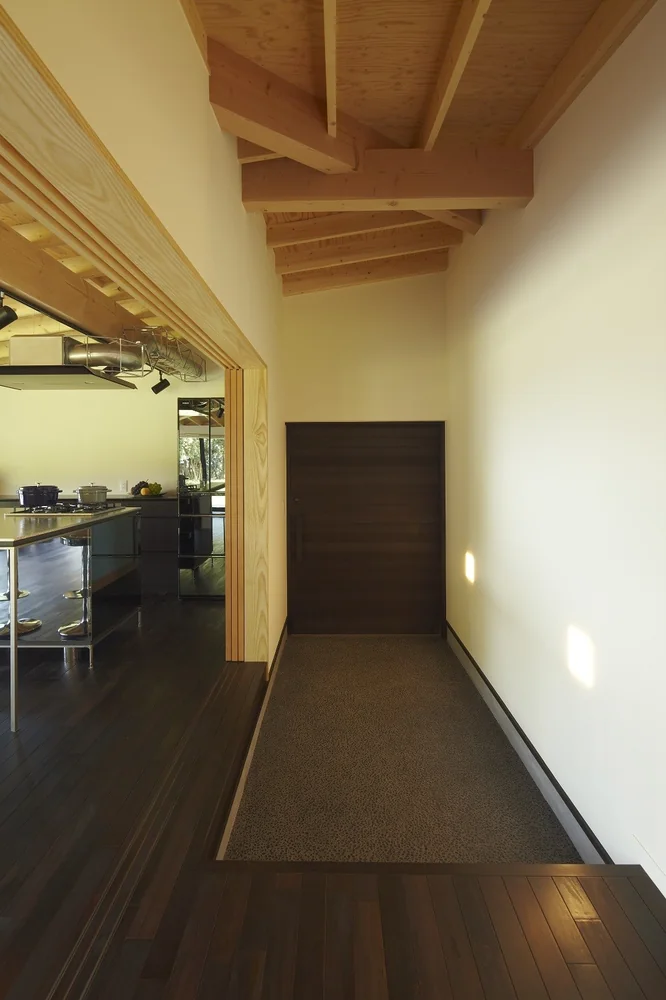 玄関土間は趣味の釣りのため広くとり建具で多目的利用を可能に｜館山の家