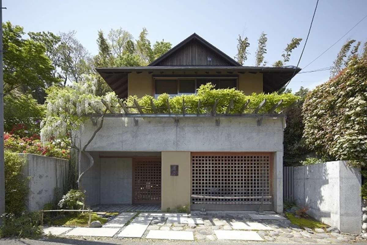 Japanese architecture with a hip-and-gable roof befitting Kamakura’s landscape, welcomed by a wisteria trellis