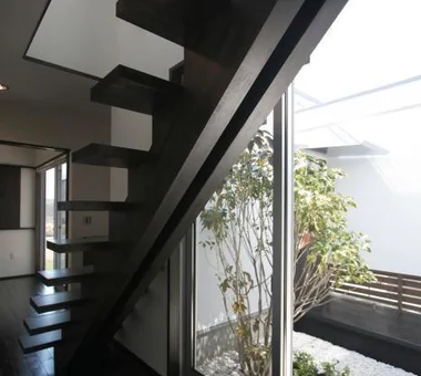 House in Minamiashigara｜Homes Featuring Courtyards｜Custom-built house｜Stairs