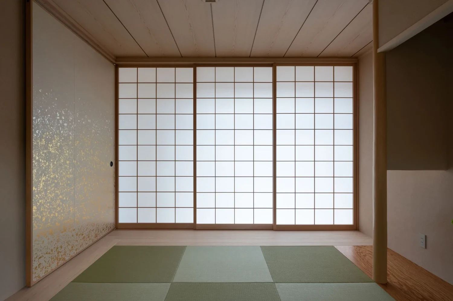 傾斜地と眺望を活かした焼杉の家