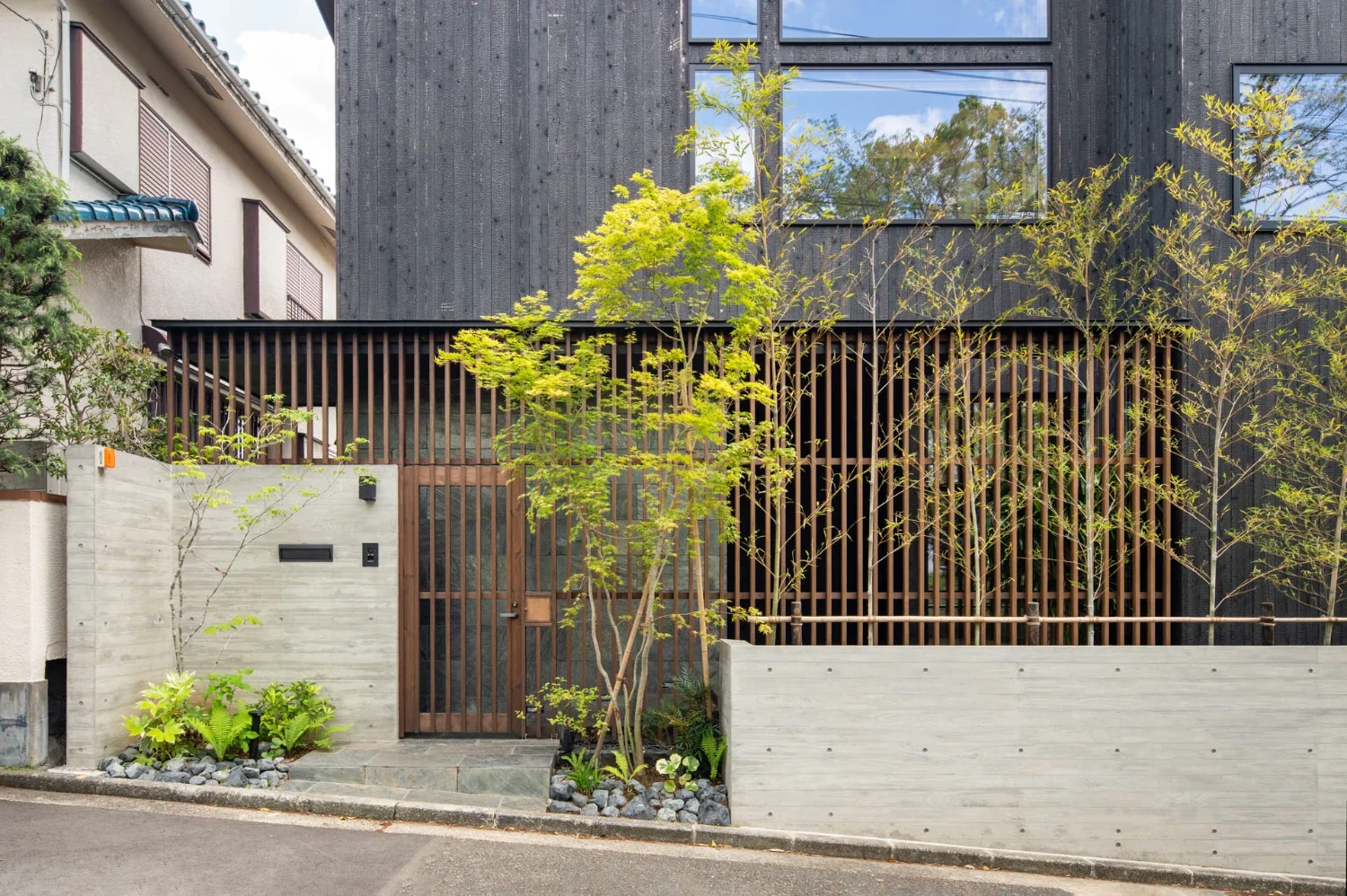 傾斜地と眺望を活かした焼杉の家