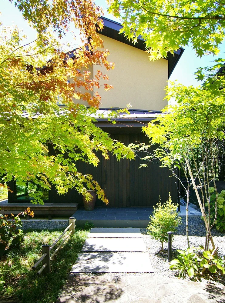 前庭のある家