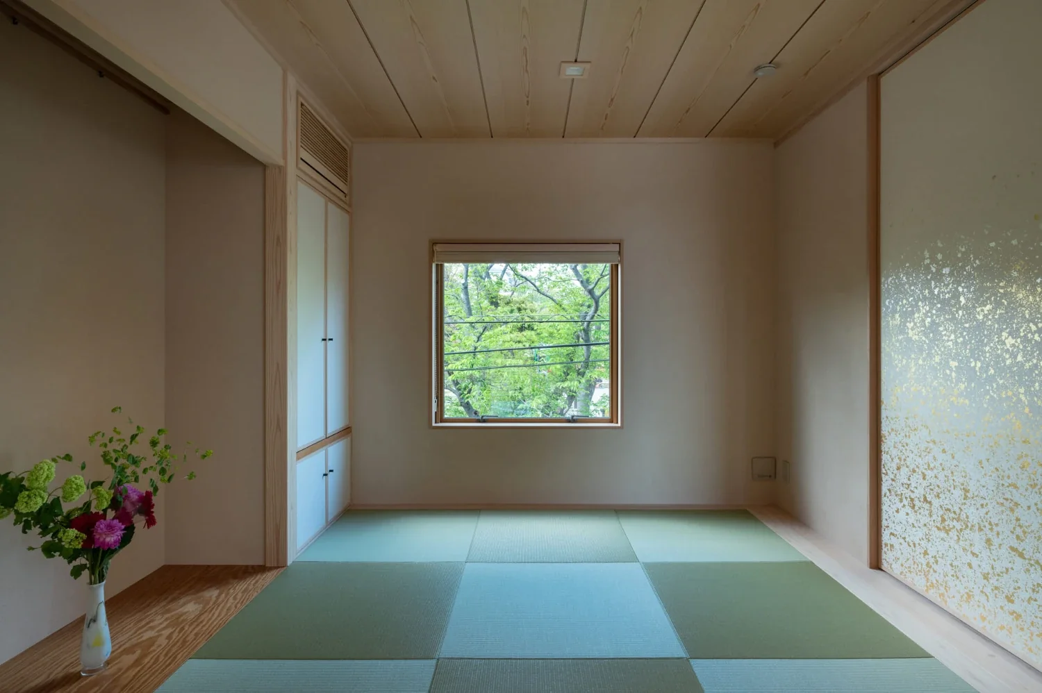 傾斜地と眺望を活かした焼杉の家