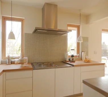 Residence with Built-in Garage｜Homes with Gardens｜Custom-built house｜Kitchen
