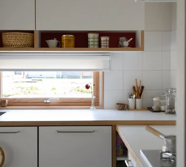 Living connected to nature, overlooking the garden from two sides｜Homes with Gardens｜Custom-built house｜Kitchen