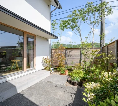 Living connected to nature, overlooking the garden from two sides｜Homes with Gardens｜Custom-built house｜Garden