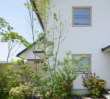 Living connected to nature, overlooking the garden from two sides｜Homes with Gardens｜Custom-built house｜Garden