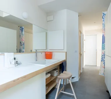 A relaxed lifestyle for a dual-income family raising children｜Homes Designed for Living with Dogs｜Custom-built house｜Lavatory