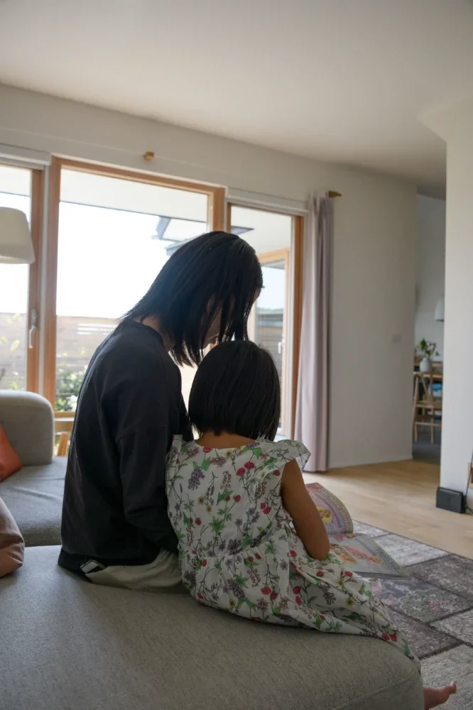 从两侧眺望庭院、与自然相融的生活