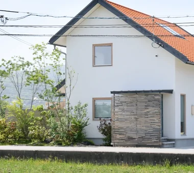 Living connected to nature, overlooking the garden from two sides｜Homes with Gardens｜Custom-built house｜Exterior